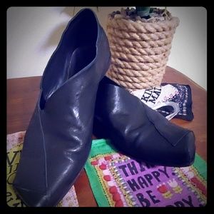 Fabulous pair of CYDWOQ shoes